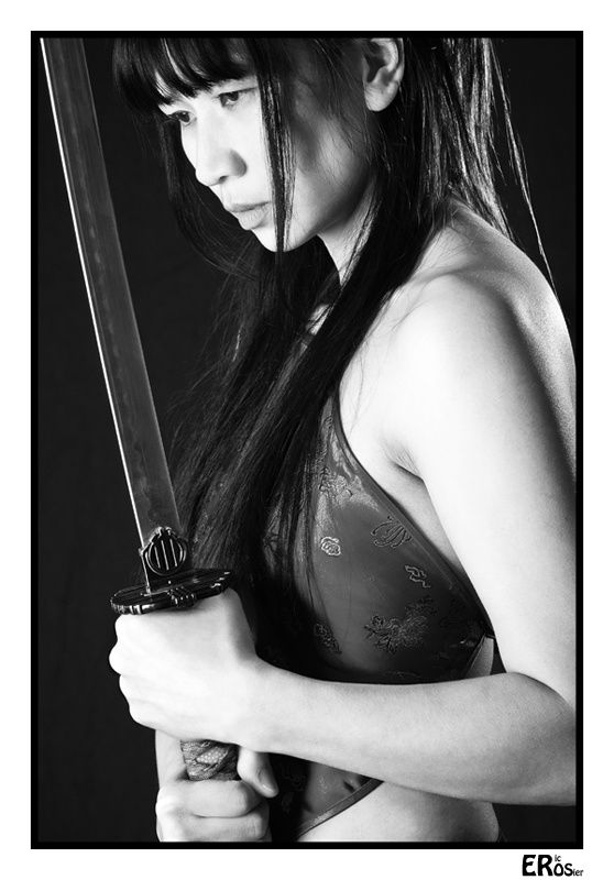 http://a402.idata.over-blog.com/0/44/41/59/Asie/eric-rosier-portrait-femme-katana-sexy-asie-asiatique-7640n.jpg